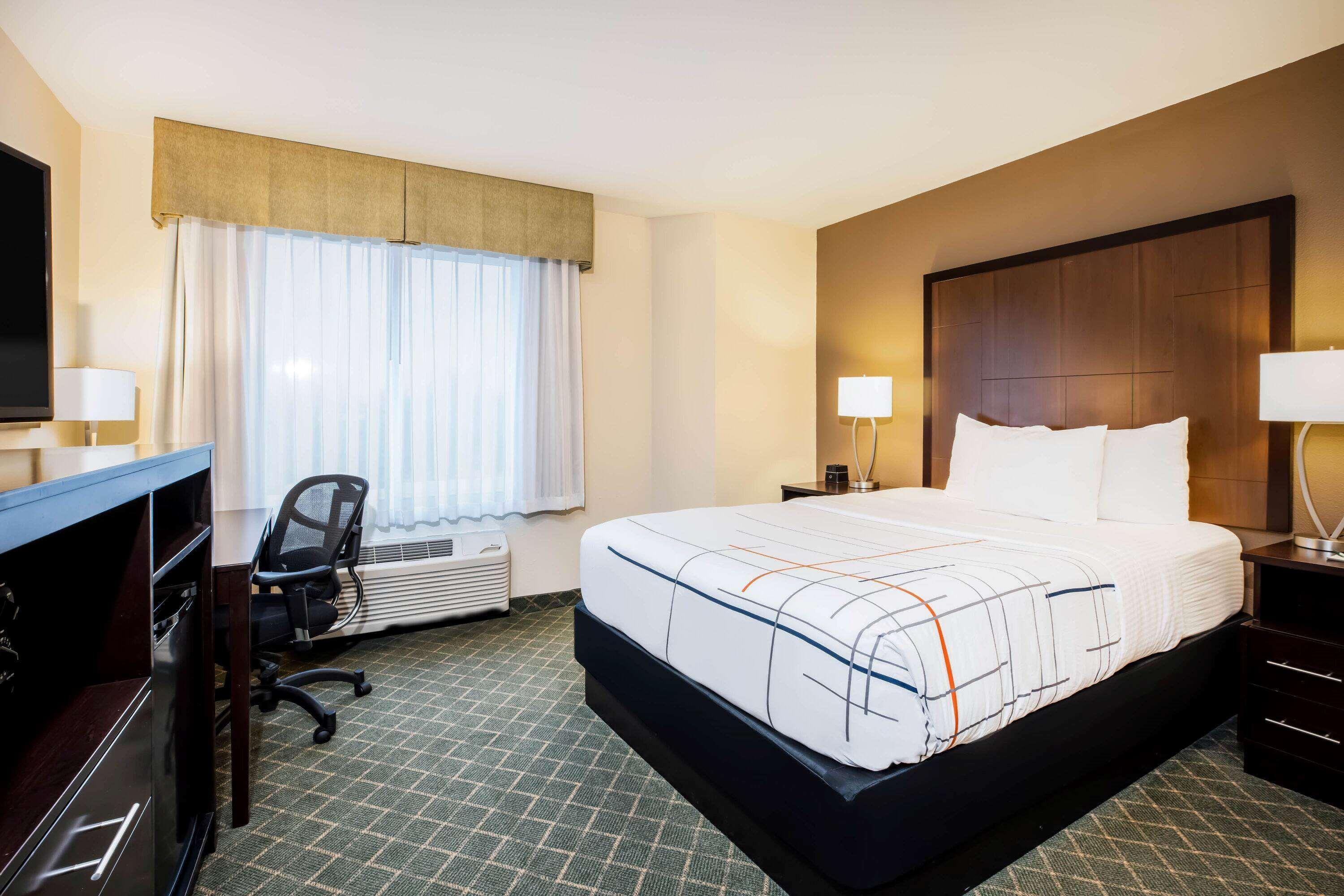 Отель La Quinta By Wyndham Portland Airport Экстерьер фото