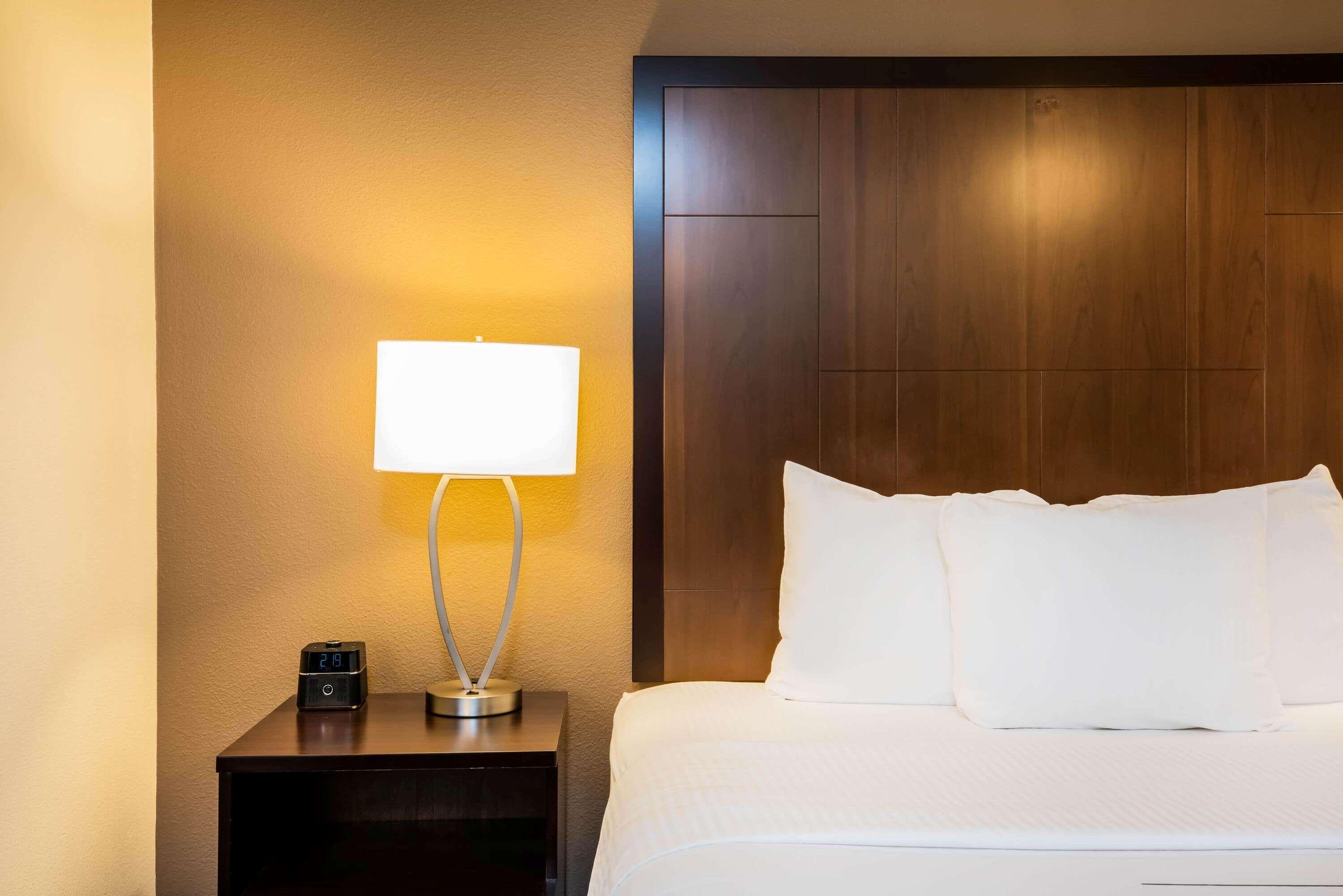 Отель La Quinta By Wyndham Portland Airport Экстерьер фото