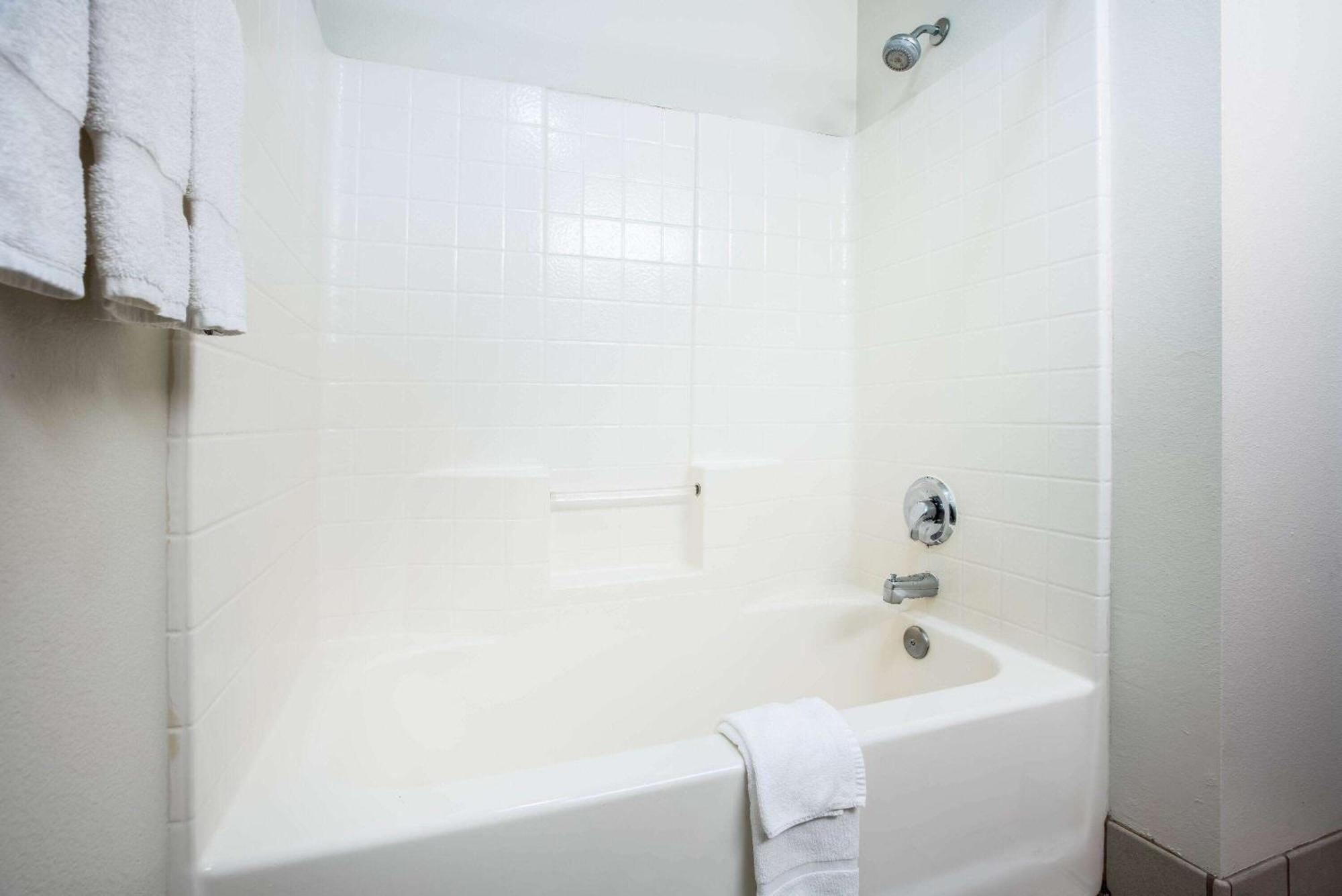 Отель La Quinta By Wyndham Portland Airport Экстерьер фото